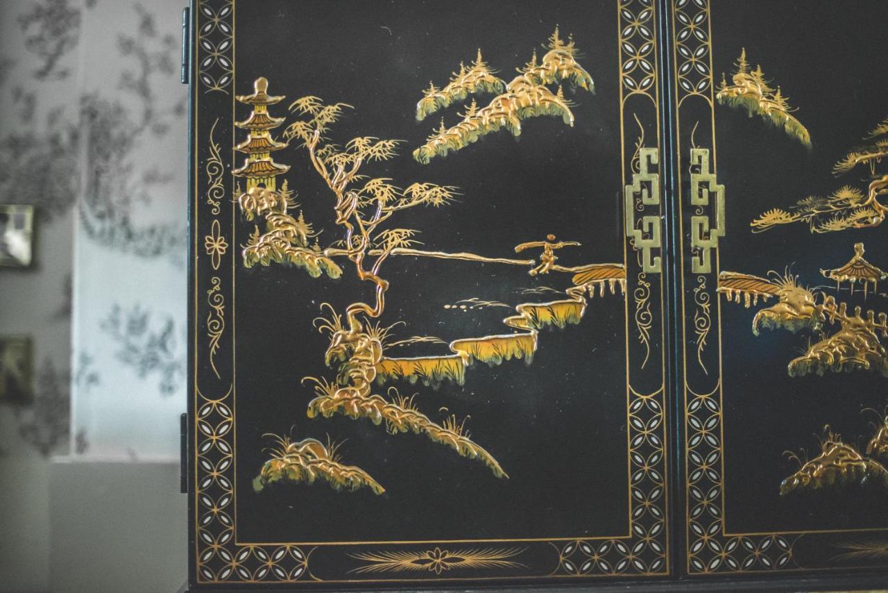 Bed and Breakfast Jeakes House Rye Exterior foto Detail of a lacquerware cabinet