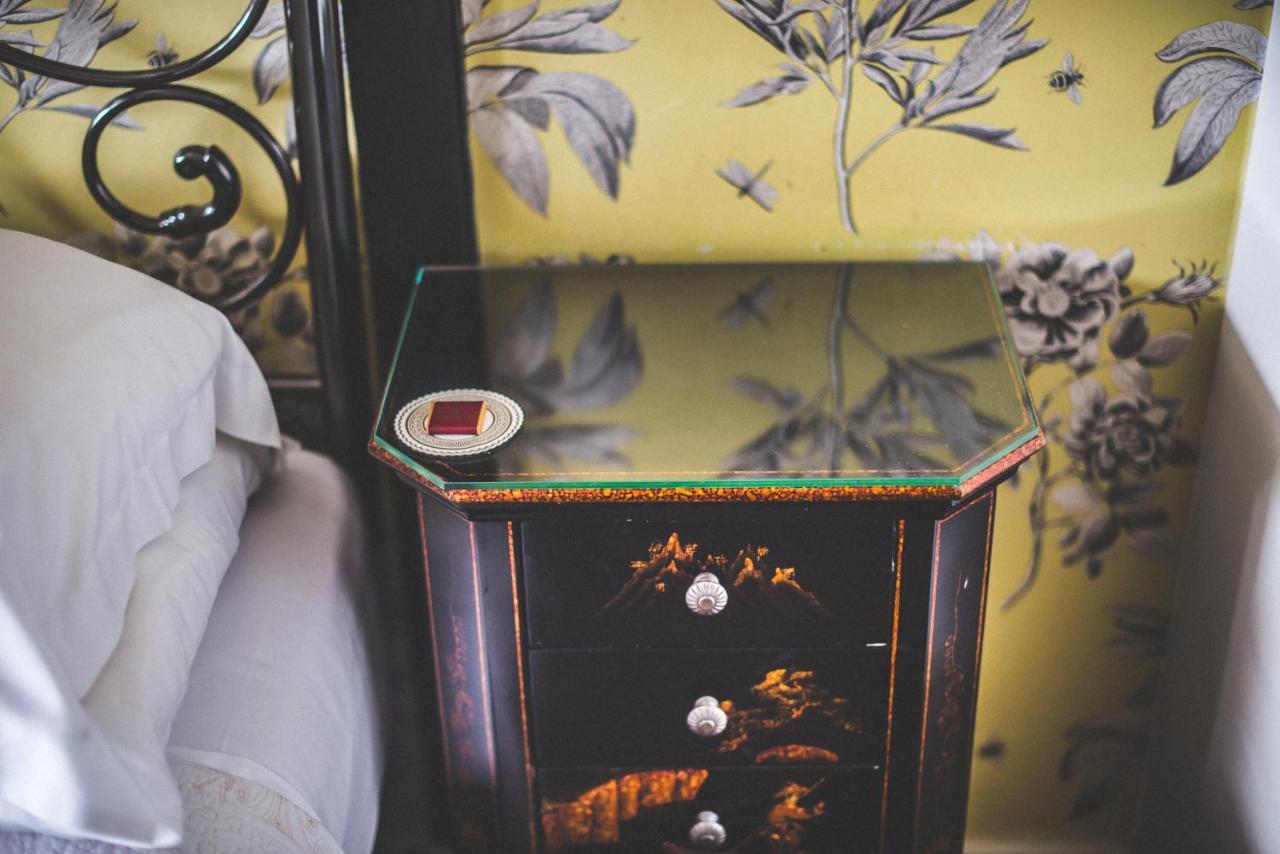 Bed and Breakfast Jeakes House Rye Exterior foto A bedside table