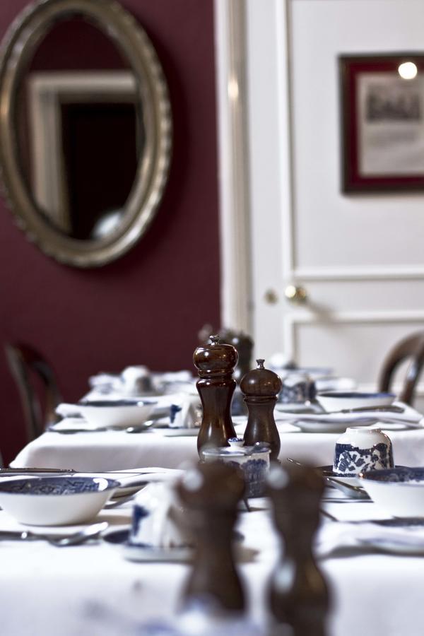 Bed and Breakfast Jeakes House Rye Exterior foto Salt and pepper shakers on a restaurant table